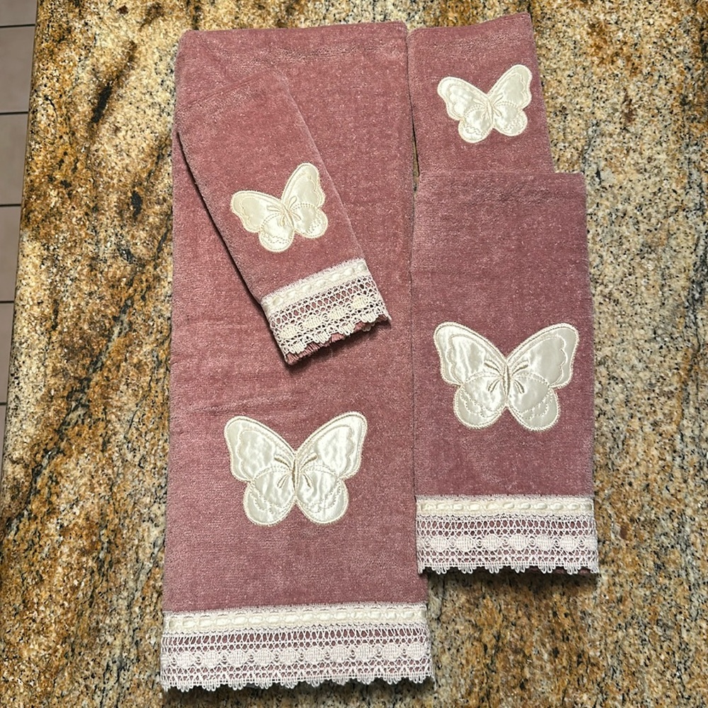 Beautiful Mauve Towel Set
